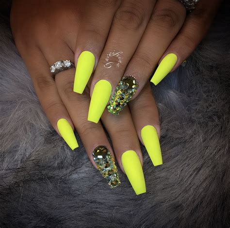 Pinned By Lovemebeauty85 Neon Yellow Nails Neon Nails Gold Nails