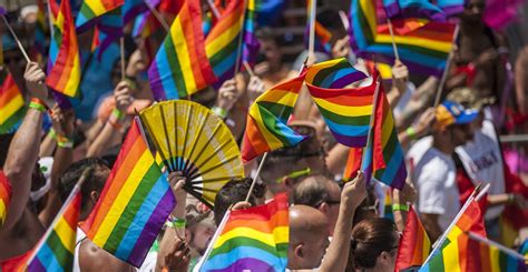 La bandera lgbt consta de seis colores, y. ¿Sabes por qué a la bandera LGBT se le añadió el color ...