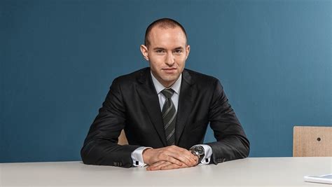 A poster issued by federal. Wirecard: Wie Jan Marsalek Millionen aus dem Unternehmen ...