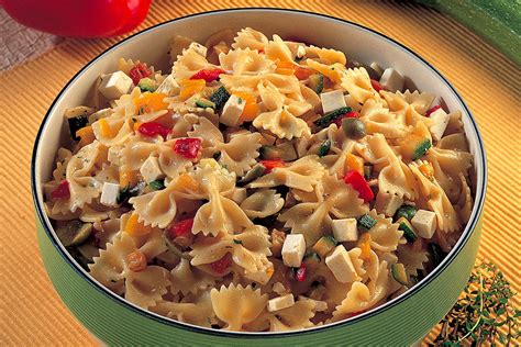 Trucchi per pasta fredda perfetta e 6 ricette paste fredde veloci e sfiziose! Ricetta Farfalle fredde con peperoni - La Cucina Italiana