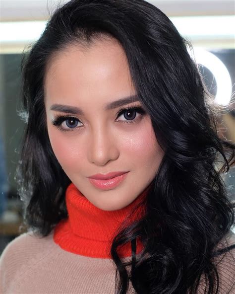 Nama ririn ekawati belakangan jadi sorotan. 7 Pesona Makeup Elegan Ririn Ekawati yang Patut Ditiru