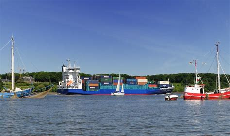 İnternet üzerinden rezervasyon yapın, ücreti otelde ödeyin. 8124 Fischerboote Finkenwerder - Containerschff ANNA ...