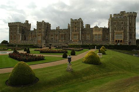 L'incendie du château de windsor, survenu le 20 novembre 1992, est un incendie qui s'est déclaré au château de windsor, le plus grand château habité du monde et l'une des résidences officielles de la reine élisabeth ii. CHATEAU de WINDSOR (ROYAUME-UNI)