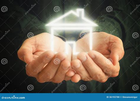 Haus In Den Händen Eines Mannes Stockfoto Bild Von Besitz Konzept