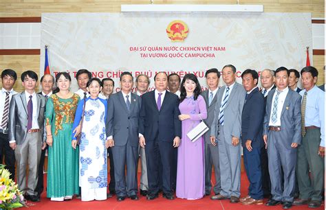 Bà ngoại lại quá nghèo (già yếu) không đủ sức nuôi, đành gởi qua trông nhờ dưỡng nuôi từ vợ chồng người cậu. Thủ tướng Nguyễn Xuân Phúc thăm bà con kiều bào tại Campuchia