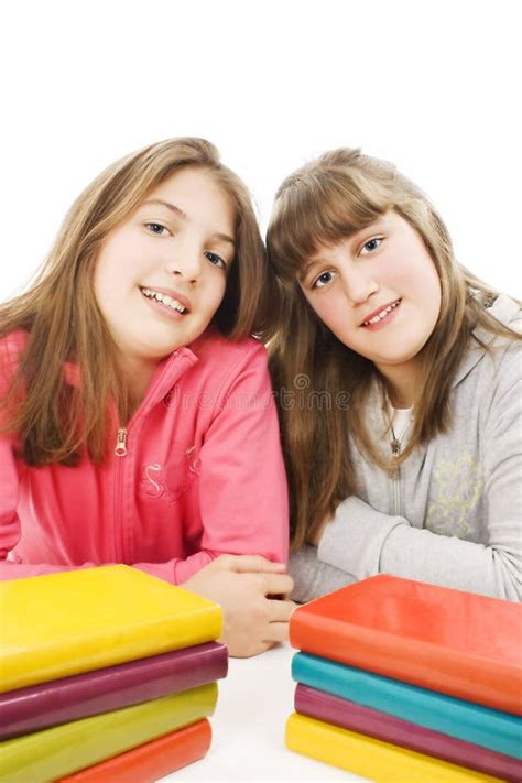 Deux Jeunes Adolescentes Avec Le Livre Color Par Pile Photo Stock Image Du Enfance