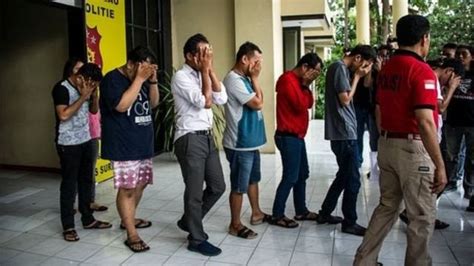 پلیس اندونزی ۱۴۱ مرد را به اتهام شرکت در مهمانی همجنسگرایی بازداشت