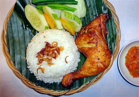The chicken here is fried to perfection, even when there's a long queue. Nasi Ayam Goreng Penyet | Resep ayam, Ayam goreng, Masakan