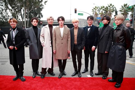 Bts hit the red carpet in coordinated looks on sunday night (jan. Flipboard: BTS Shows How to Do Menswear at the 2020 Grammys