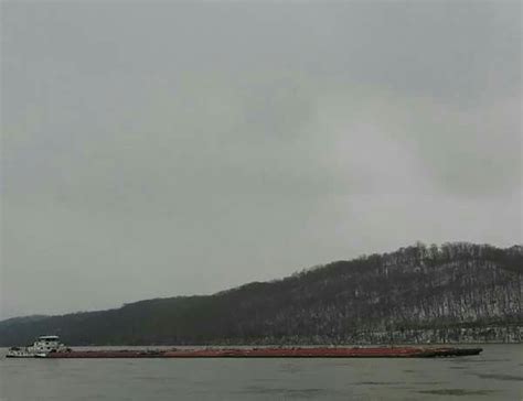 Barge Going Down Ohio River At Manchester Oh Wow Ohio River Barge