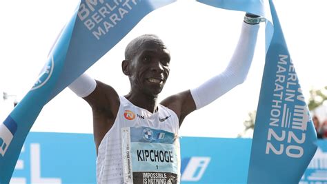 Lathlète Kenyan Eliud Kipchoge Remporte Le Marathon De Berlin Et Bat