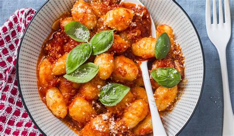 Para una buena cantidad de ñoquis. Ñoquis con salsa de tomate - ENJOY EUROPEAN QUALITY FOOD