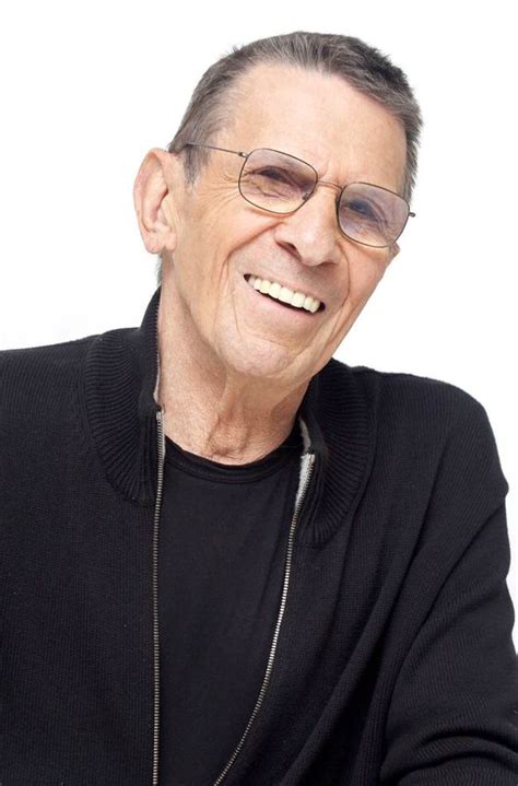 Se puede ver nieve cayendo, se han puesto luces de navidad en ciertos lugares alrededor del mapa. Leonard Nimoy - Disney Wiki