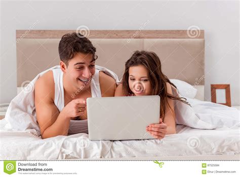 1 1 1 1 1 1 1 1 1 1 noch keine bewertungen vorhanden. Das Lustige Konzept Mit Frau Und Ehemann Im Bett Stockfoto - Bild von spaß, problem: 87525584