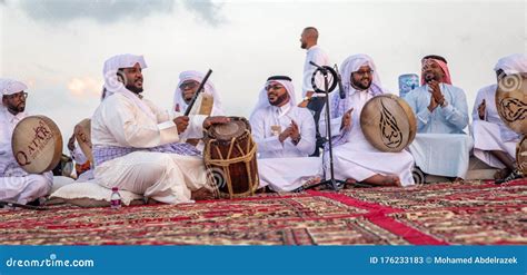 Danza De La Ardah De La Danza Tradicional Del Folclore Qatar En El