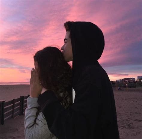 16 Poses Besando A Tu Novio Que Debes Compartir En Instagram Couple Bi Image Couple Photo