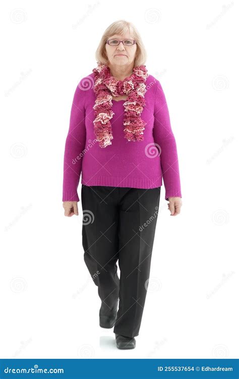 Anciana Feliz Mujer Con Cuerpo Completo Caminando Foto De Archivo