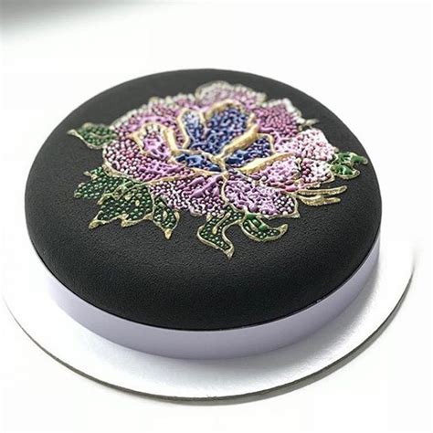 Para hacer este tradicional mousse de chocolate el primer paso que debemos ejecutar consiste en derretir el chocolate en un cazo, junto al azúcar y la mantequilla. By @sweetburg que estará en nuestra escuela realizando una ...