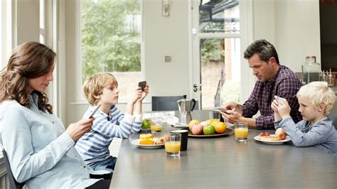 Australian families using devices instead of conversations at meals ...
