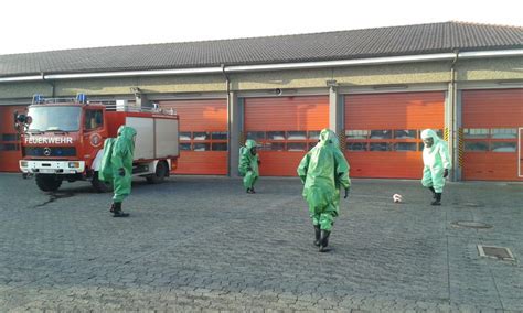 Um für einen gefahrgutunfall gerüstet zu sein, haben viele unserer atemschutzgeräteträger im stadtgebiet zusätzlich eine ausbildung als träger von chemieschutzanzügen absolviert. Zentrale Belastungsübung für CSA-Träger - Feuerwehren der ...