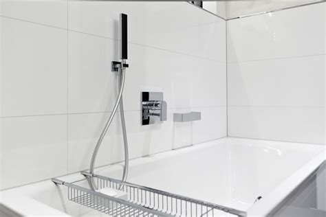 Möchten sie die badewanne auch zum duschen nutzen, empfehlen wir ihnen eine brausearmatur mit integrierter handbrause. Badezimmer-weiß-Badewanne-Armatur | NOWAK GmbH Bergisch ...