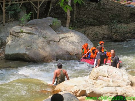 Kamu bisa mengunjungi air terjun unik ini yang berlokasi di desa ketapang daja, kecamatan ketapang, kabupaten sampang. CikLilyPutih The Lifestyle Blogger: Mandi Air Terjun Lata ...