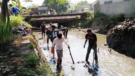 Membuang Sampah Ke Sungai Akan Disanksi Sosial