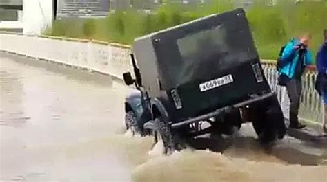 Ce conducteur de Jeep a la mauvaise idée de traverser une route inondée