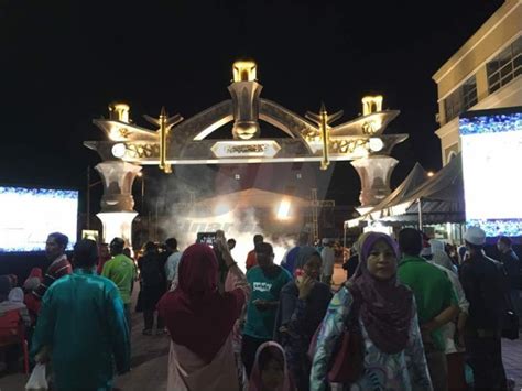 Apakah ini adalah salah satu aku terus melajukan motorku sambil menikmati udara segar sore hari di kota yang baru kulintasi ini. Pintu gerbang mercu tanda baharu Kota Bharu - Berita Parti ...