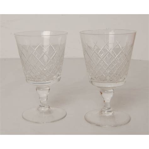 2x Goblet Shape Wine Glasses With A Criss Cross Design