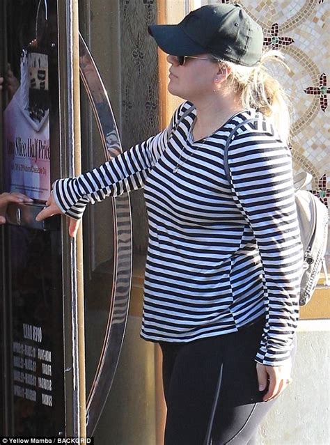 Kelly Clarkson Shows Off Figure On Hollywood Outing Daily Mail Online