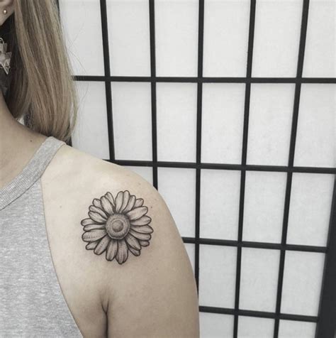 30 Elegant Shoulder Tattoos For Women With Style Tattooblend
