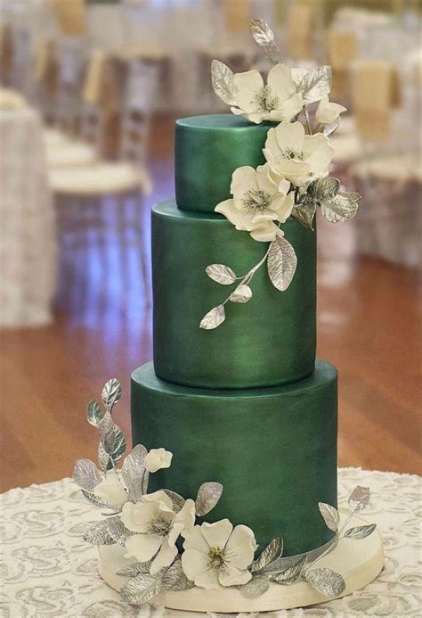 34 Romantic Winter Wedding Cakes Ideas For Christmas Wedding 2021