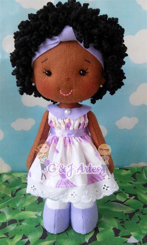 boneca negra ideal para decoração de festa infantil ou quarto feita em feltro com cabelo da lã