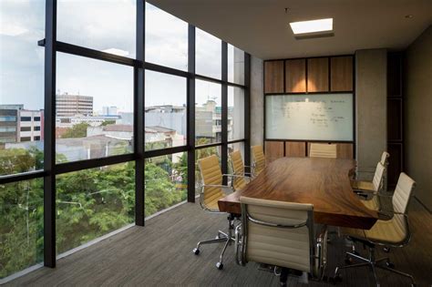 Gambar interior lantain1 tanpa plafon : Jasa Desain Interior Ruang Meeting Minimalis & Modern Terbaru 2021 - ARSITAG