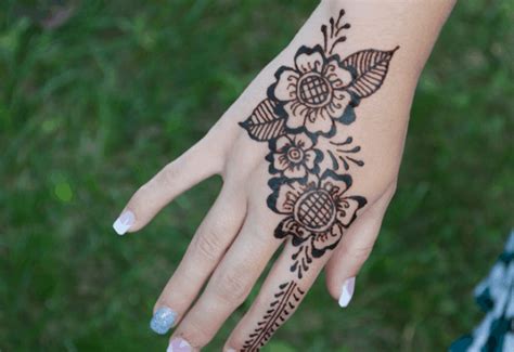 Dapatkan perhiasan inai tangan terbaik disini. 100+ Gambar Henna Tangan, Kaki, Pengantin | Motif, Corak ...