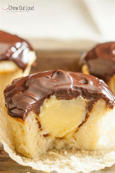 Boston cream pie cupcakes combine the best flavors of the classic, custard filled donut with everyone's favorite dessert. Boston Cream Cupcakes - Chew Out Loud