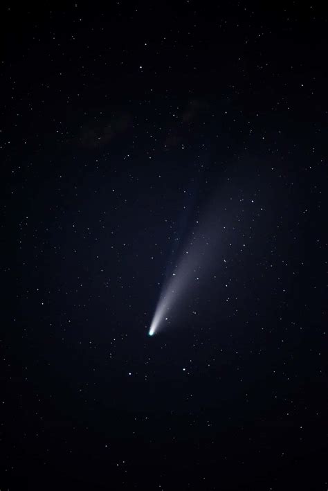 Download Stunning Comet In Night Sky Wallpaper