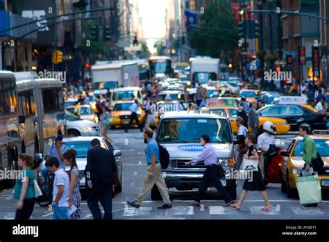 Busy Street Scene Midtown Manhattan Nyc Ny Usa Stock Photo Alamy