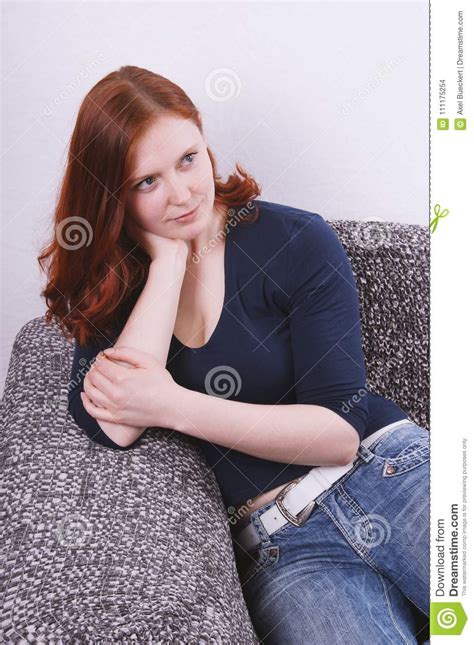 Junge Frau Die Auf Couch Oder Sofa Sich Entspannt Stockfoto Bild Von Haupt Sofa 111175254