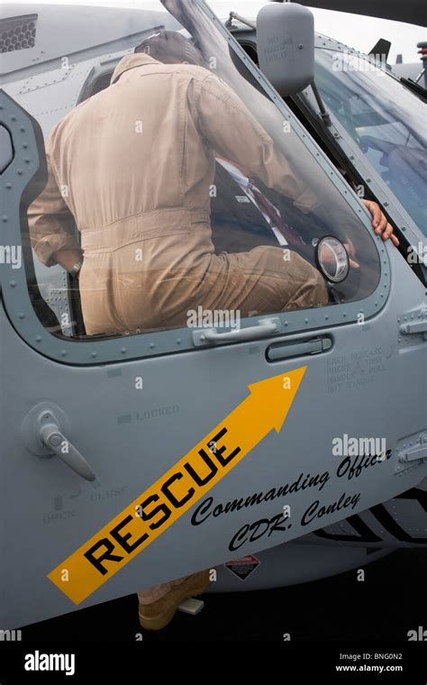 Us Navy Pilot Zeigt Gäste Um Das Cockpit Von Sikorsky Mh 60r Hubschrauber Auf Der Farnborough