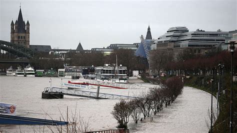 Weitere ideen zu hochwasser, köln, stadt köln. Hochwasser am Rhein - Köln wappnet sich mit mobilen ...