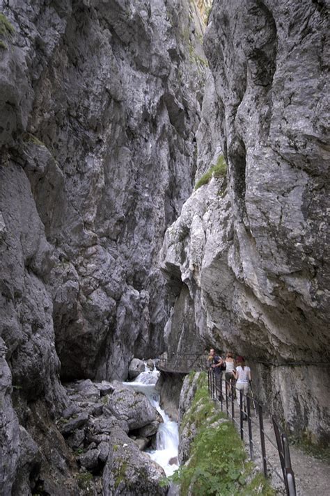 Durch die höllentalklamm (gemeinde grainau) stürzte am montag gegen 15.45 uhr nach starkregen eine flutwelle. Höllentalklamm südlich von Garmisch-Partenkirchen ...