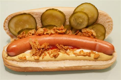 Hot Dogs Wiener Würstchen im Brötchen mit Röstzwiebeln und sauren