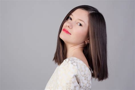 Jika kamu punya rambut panjang atau pendek sebahu, kamu dapat membuatnya dengan model rambut layer. Model Rambut Layer Pendek Lurus