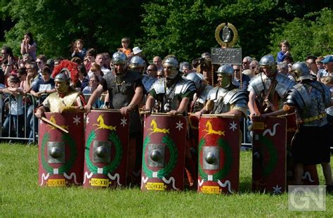 Anhand von funden kann man feststellen, dass eindeutig kriegerische auseinandersetzungen in kalkriese stattgefunden haben. Triumphzug im Varusschlacht-Museum