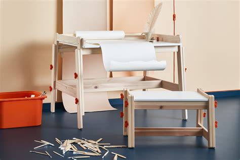 La grande chaîne de distribution suédoise ikea propose à son catalogue des bureaux réglables en hauteur assis / debout. Bureau à hauteur réglable Flisat Ikea