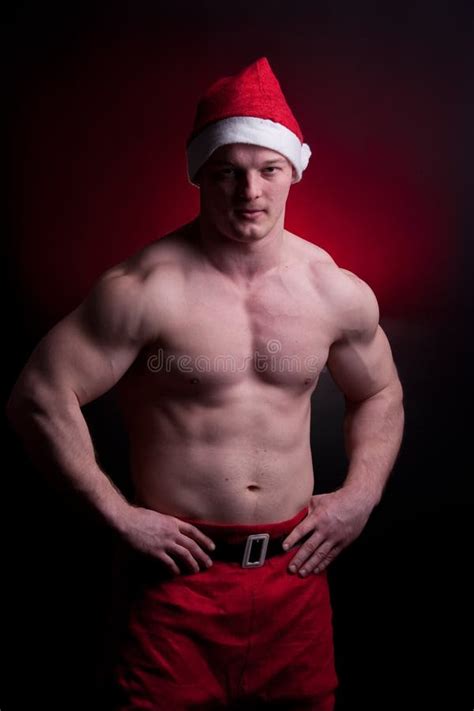 Muscular Santa Claus Con Un Torso Desnudo Realiza Una Plancha De Banco De Barbacoa En El