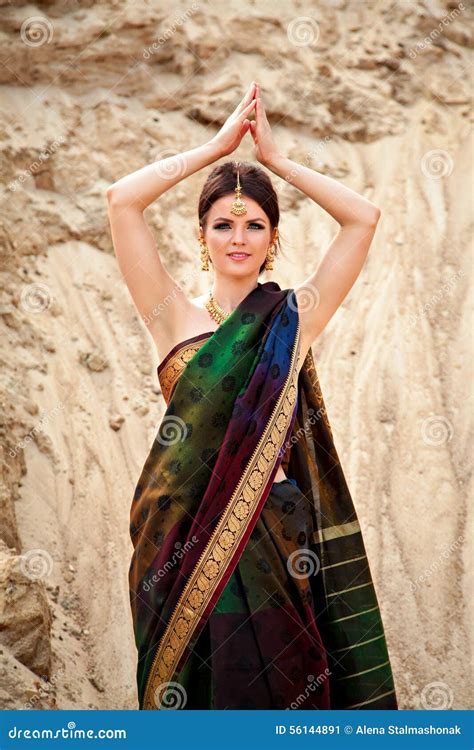 belle fille dans le sari traditionnel indien image stock image du oriental inde 56144891