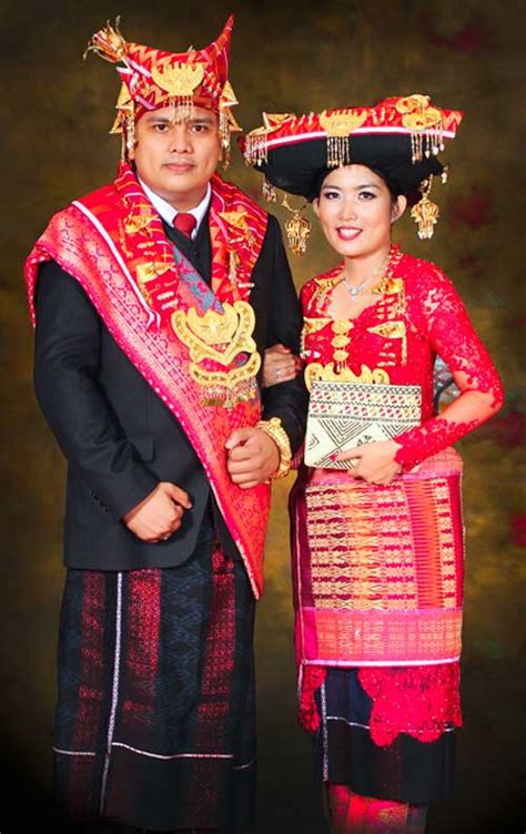 Sumatera utara sangat dikenal dengan kekayaan budaya. √ Pakaian Adat Sumatera Utara dan Penjelasannya Lengkap ...